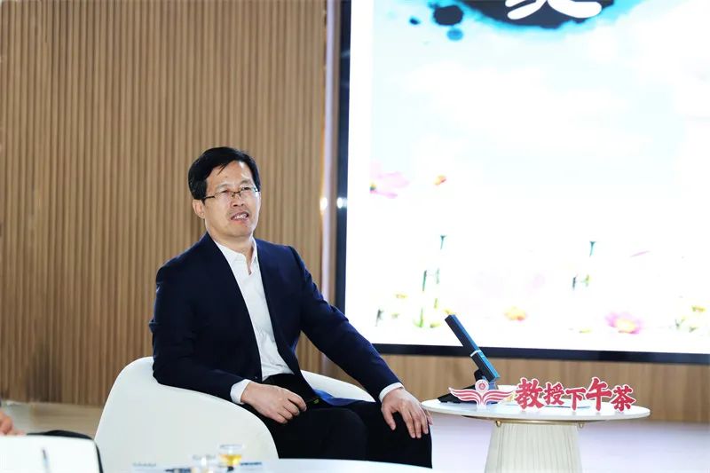 學(xué)校舉辦第一期“教授下午茶”活動(dòng)